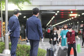 2020 GAFL Freshman entering the dorm for...