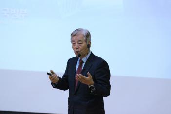 Celebrity Lecture from the former Minist...